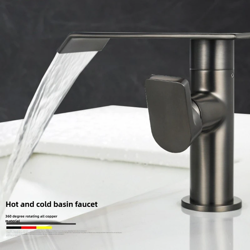 Матовое золото, вращающийся на 360° латунный смеситель для ванной комнаты, черный водопадный смеситель, смеситель для умывальника, смеситель для горячей и холодной воды
Матовое золото, вращающийся на 360° латунный смеситель для ванной комнаты, черный водопадный смеситель, смеситель для умывальника, смеситель для горячей и холодной воды