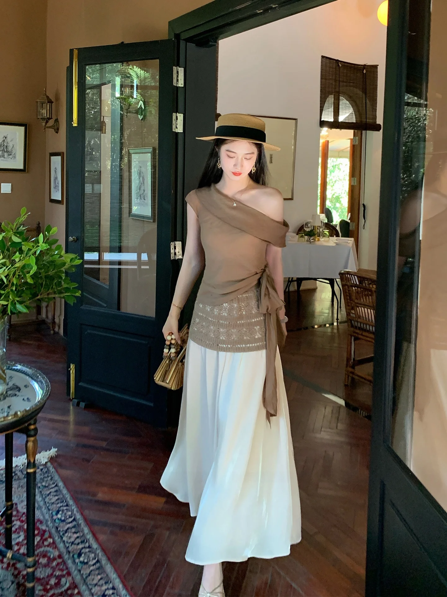Lingshan Zhihe Summer Slim Fit Short Sleeve T-Shirt Women's Asymmetrical Shoulder Exposure Flax Neck Tunic Top High Waist
Lingshan Zhihe Summer Slim Fit Short Sleeve T-Shirt Women's Asymmetrical Shoulder Exposure Flax Neck Tunic Top High Waist