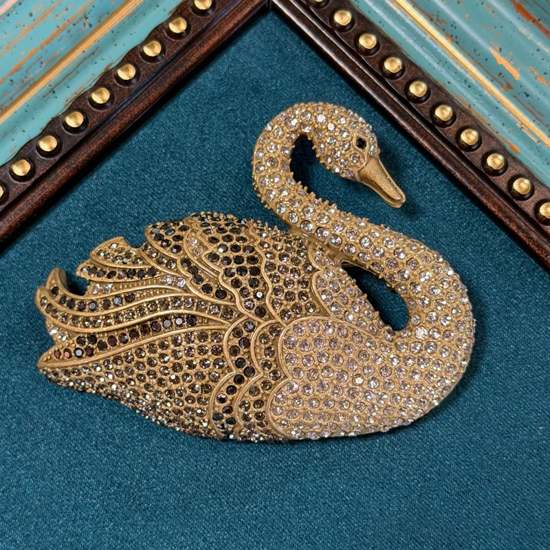 Vintage White Gray Rhinestone Swan Brooches For Woman Dress Party Luxury Brand Jewelry High Quality Retro Style Accessories Gift
Vintage White Gray Rhinestone Swan Brooches For Woman Dress Party Luxury Brand Jewelry High Quality Retro Style Accessories Gift