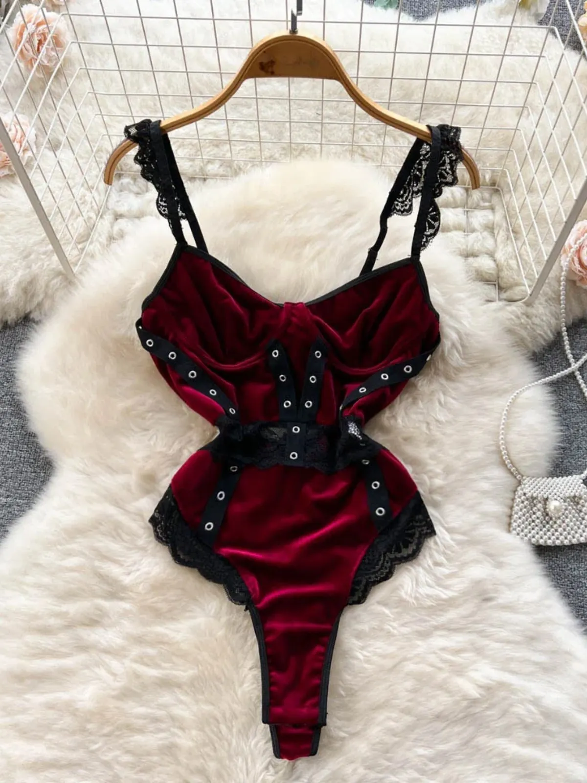 ssTss Sexy Women Velour Bodysuits New Stylish Floral Lace Patchwork Hollow Out Spaghetti Strap Sleeveless Skinny Female Body
ssTss Sexy Women Velour Bodysuits New Stylish Floral Lace Patchwork Hollow Out Spaghetti Strap Sleeveless Skinny Female Body