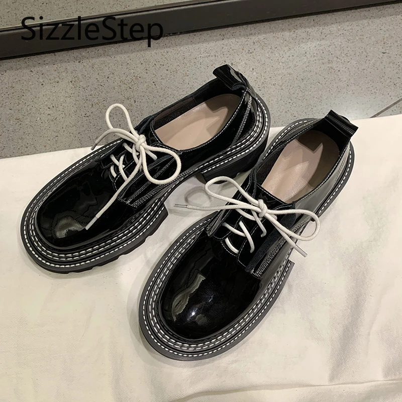 Stylish, Solid-color, Simple Design Women's Flat Shoes with Criss-cross Laces and Comfortable Thick Soles.
Stylish, Solid-color, Simple Design Women's Flat Shoes with Criss-cross Laces and Comfortable Thick Soles.