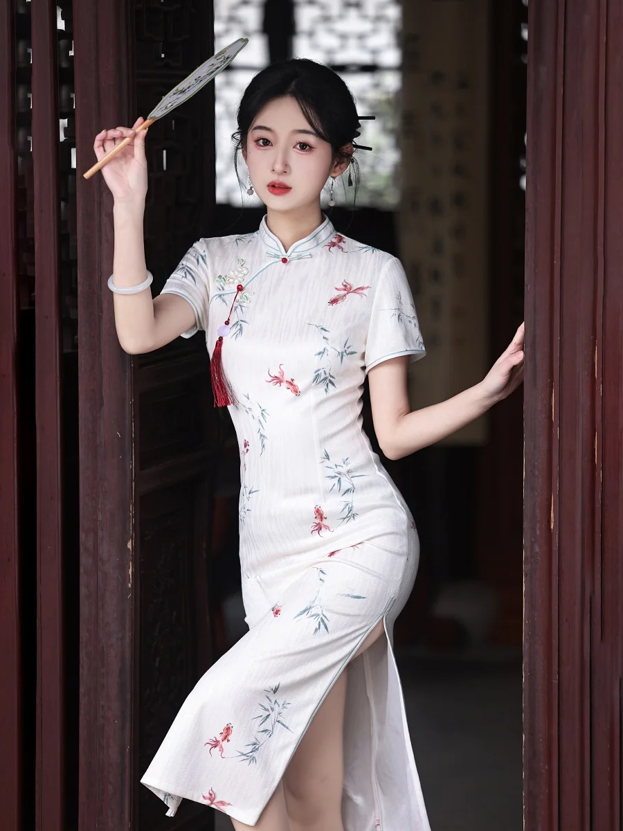 Новое китайское платье-ципао для молодых женщин с цветочным узором, дышащее, длинное, для повседневной носки, летний сезон
Новое китайское платье-ципао для молодых женщин с цветочным узором, дышащее, длинное, для повседневной носки, летний сезон