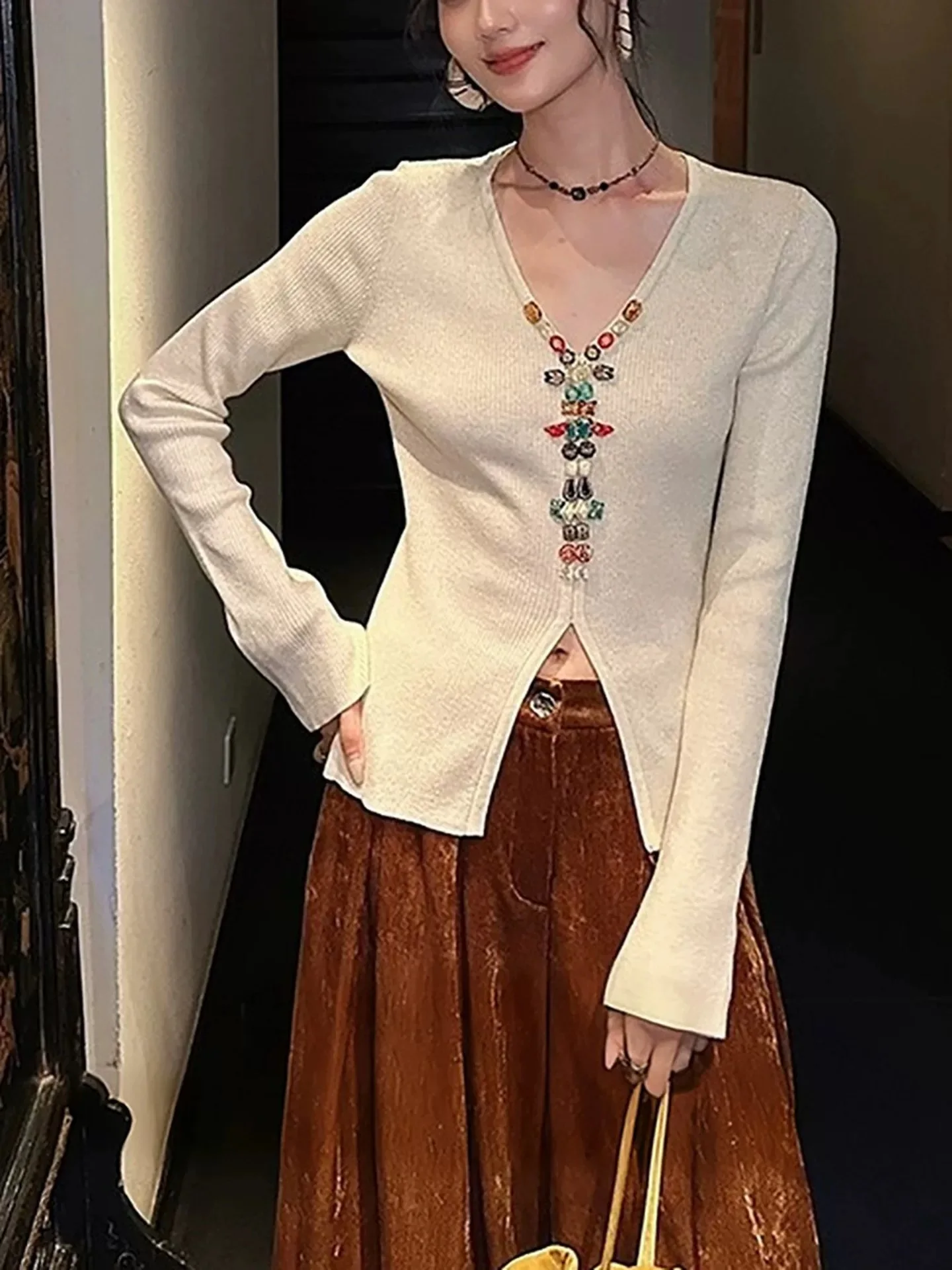 New Chinese Style Handmade Beaded Knitwear Long Sleeve Base Layer Top Early Autumn Fashionable Women's Woolen V-neck Sweater
New Chinese Style Handmade Beaded Knitwear Long Sleeve Base Layer Top Early Autumn Fashionable Women's Woolen V-neck Sweater