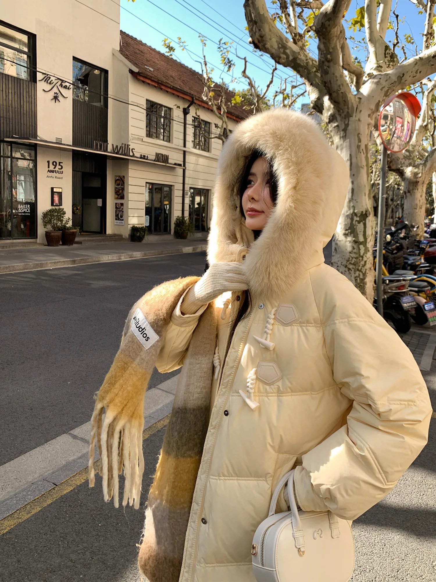 Корейское длинное женское пуховое пальто выше колена, новинка 2025, зимнее пальто средней длины с большим меховым воротником и пуговицами небольшого размера
Корейское длинное женское пуховое пальто выше колена, новинка 2025, зимнее пальто средней длины с большим меховым воротником и пуговицами небольшого размера