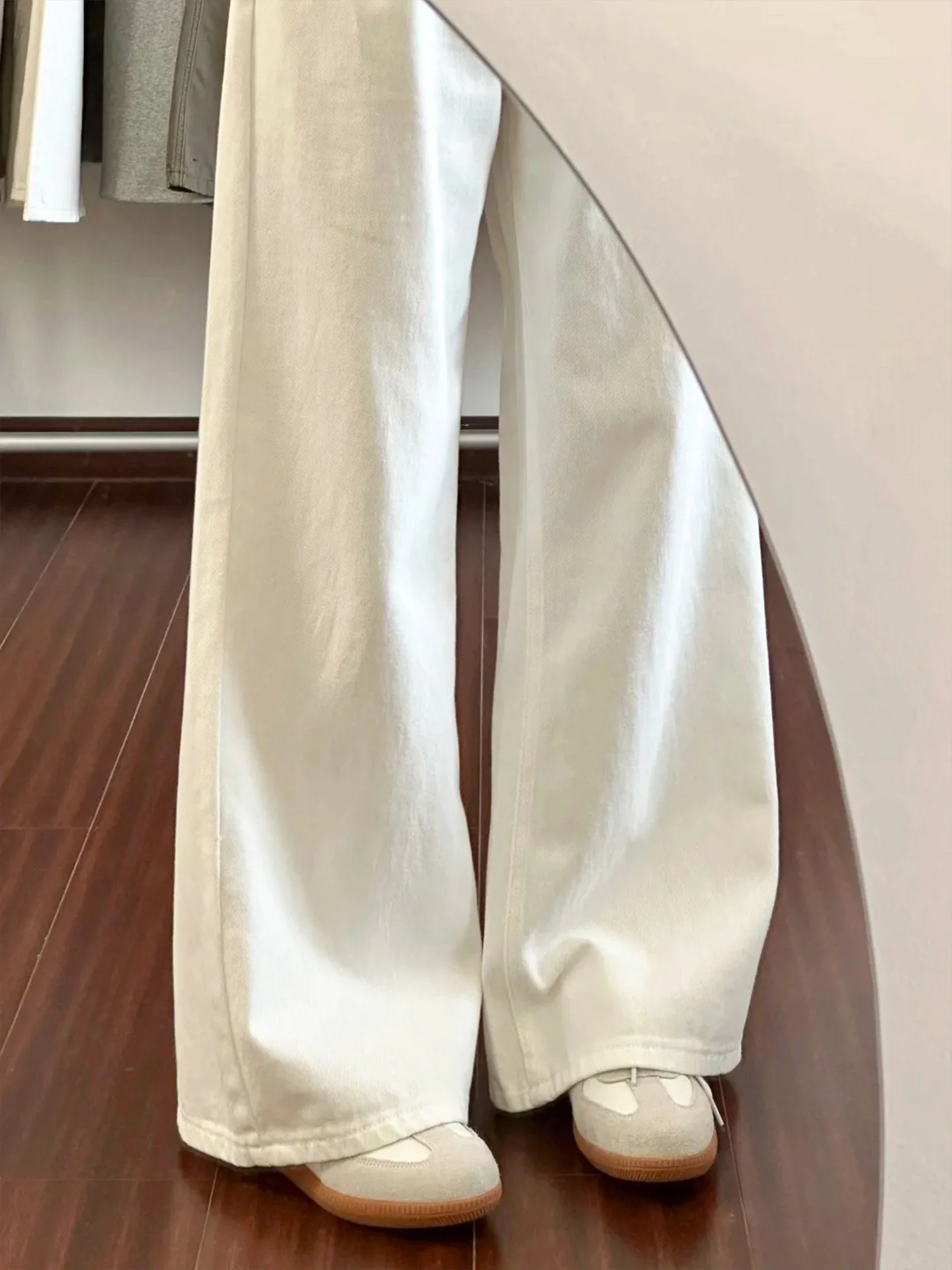 White Straight Leg Jeans Women's Casual Loose Fit High Waist Slimming Drapey Autumn New Style Wide Leg Pants
White Straight Leg Jeans Women's Casual Loose Fit High Waist Slimming Drapey Autumn New Style Wide Leg Pants
