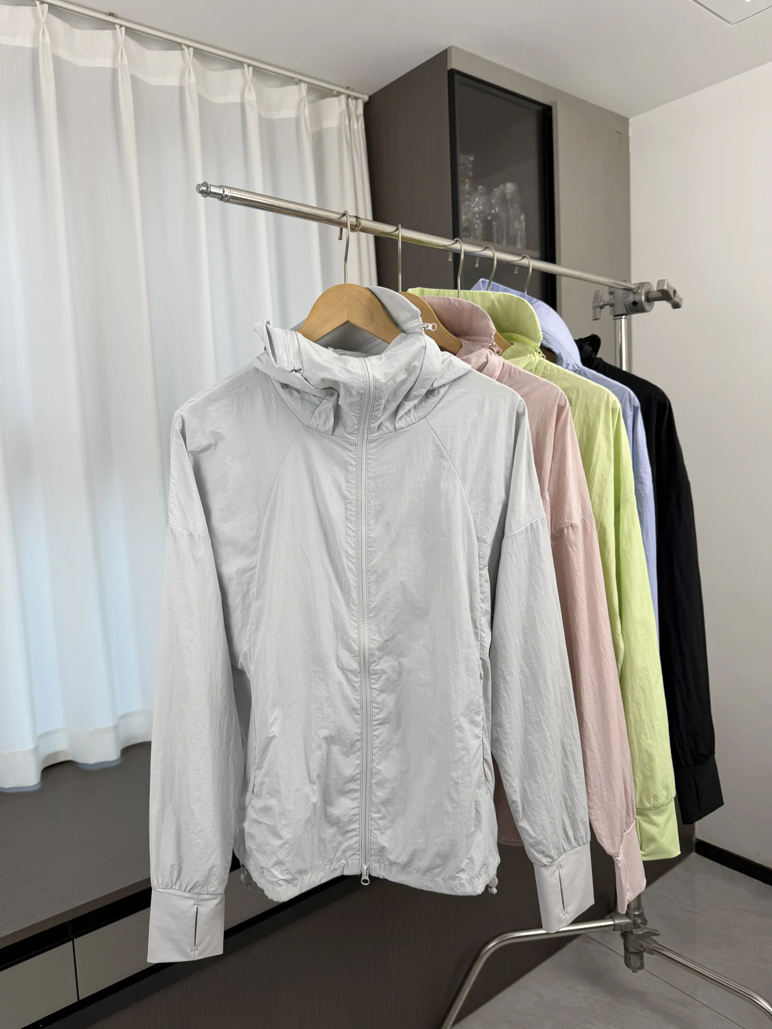 Outdoor Ice Silk Cool Feeling UPF50 Sun Protection Casual Hooded Jacket Men's Summer Fashion Urban Style Long Sleeve Zipper
Outdoor Ice Silk Cool Feeling UPF50 Sun Protection Casual Hooded Jacket Men's Summer Fashion Urban Style Long Sleeve Zipper