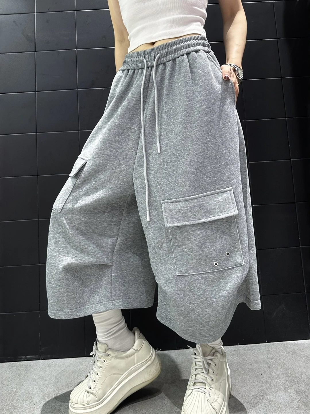 Spring Summer New Women's Elastic Waist Wide Leg Harlan Pants Casual Sports Multi Pocket Workwear Trousers Asymmetrical Stree...
Spring Summer New Women's Elastic Waist Wide Leg Harlan Pants Casual Sports Multi Pocket Workwear Trousers Asymmetrical Stree...