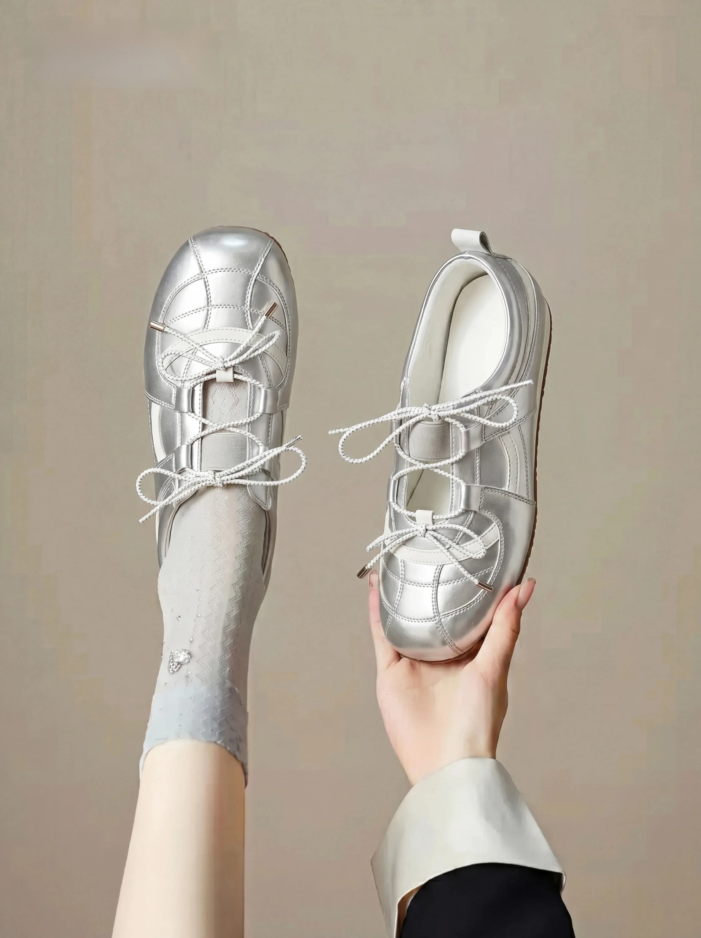 Silver Sporty Ballet-Style Casual Shoes for Women Summer New Style Mary Jane Flat Heel Fashionable Comfortable Breathable
Silver Sporty Ballet-Style Casual Shoes for Women Summer New Style Mary Jane Flat Heel Fashionable Comfortable Breathable