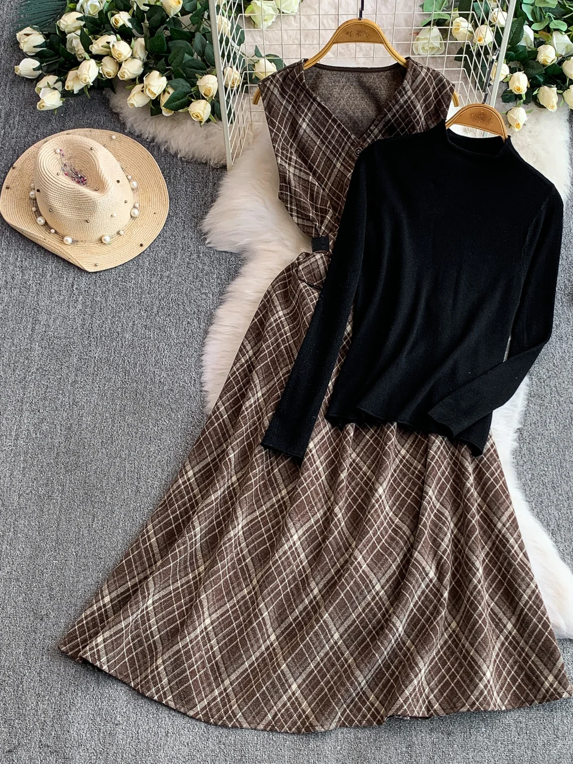 Slimming Plaid V-Neck Sleeveless Waist-Cinched Dress Knitted Sweater Set High Collar Midi Dress Autumn Fashion Women's Ensemble
Slimming Plaid V-Neck Sleeveless Waist-Cinched Dress Knitted Sweater Set High Collar Midi Dress Autumn Fashion Women's Ensemble