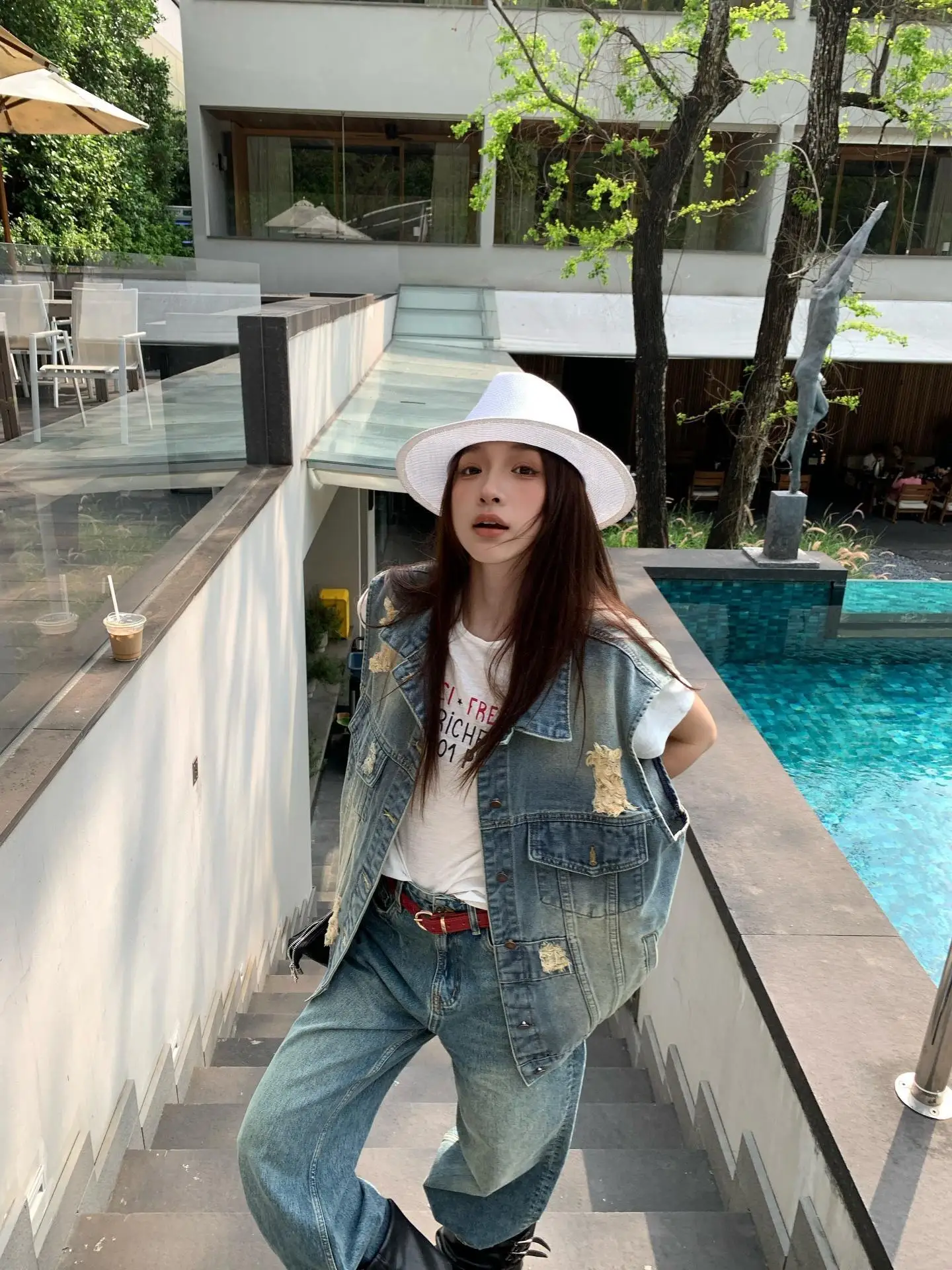 Retro Distressed Denim Vest Women's Spring 2026 New Design Loose Personality Top Handcrafted Wear-resistant Color Block
Retro Distressed Denim Vest Women's Spring 2026 New Design Loose Personality Top Handcrafted Wear-resistant Color Block