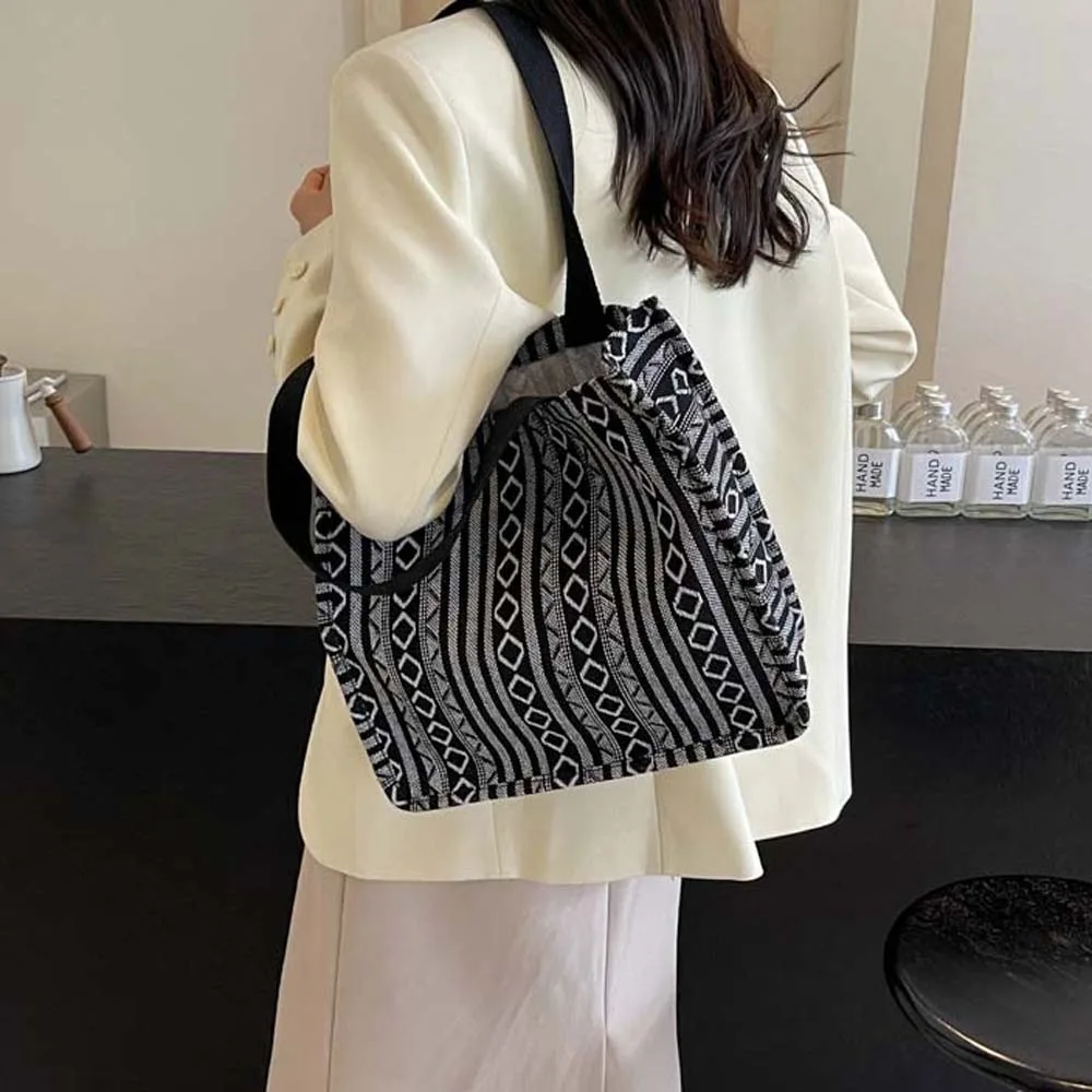 Retro Ethnic Style Shoulder Bag Chinese Style Storage Pouch Canvas Tote Bag Small Square Bag Acrylic Fibers Embroidery Handbag
Retro Ethnic Style Shoulder Bag Chinese Style Storage Pouch Canvas Tote Bag Small Square Bag Acrylic Fibers Embroidery Handbag
