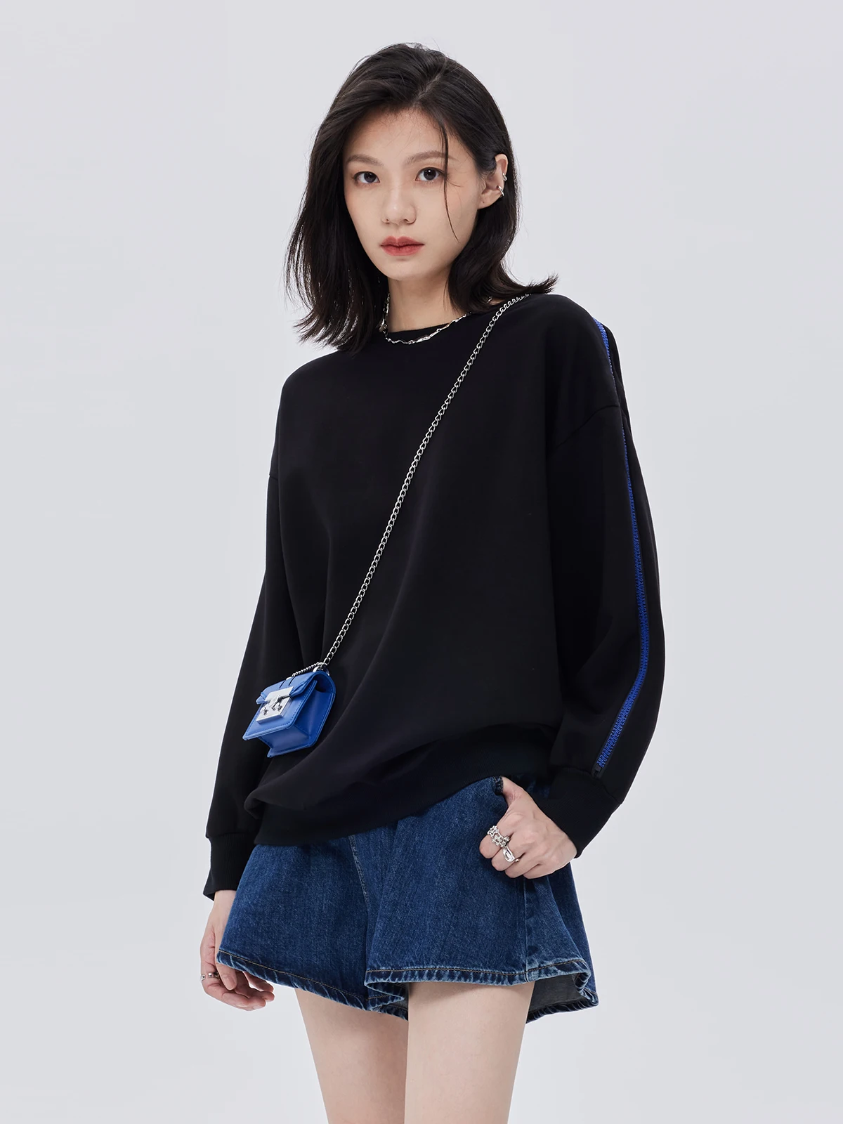 Spring and Autumn New Women's Contrasting Color Top, Fashionable and Lazy Loose Black Round Neck Long Sleeved Sweatshirt
Spring and Autumn New Women's Contrasting Color Top, Fashionable and Lazy Loose Black Round Neck Long Sleeved Sweatshirt