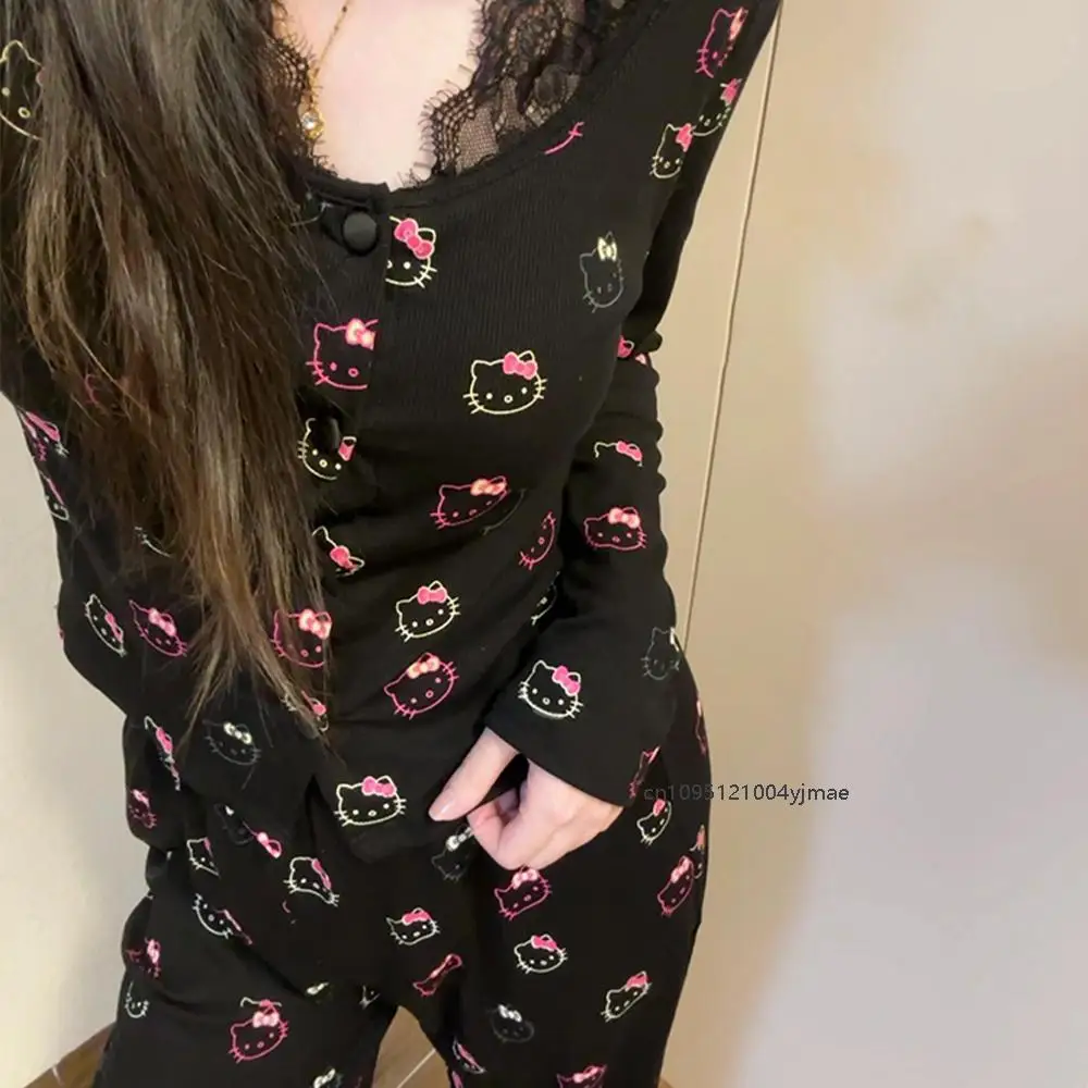 2 шт. Sanrio, новая футболка с изображением Hello Kitty, брюки, сексуальное кружево Pure Desire с мультяшной черной подкладкой для женщин, весна-осень, модный плотный комплект
2 шт. Sanrio, новая футболка с изображением Hello Kitty, брюки, сексуальное кружево Pure Desire с мультяшной черной подкладкой для женщин, весна-осень, модный плотный комплект