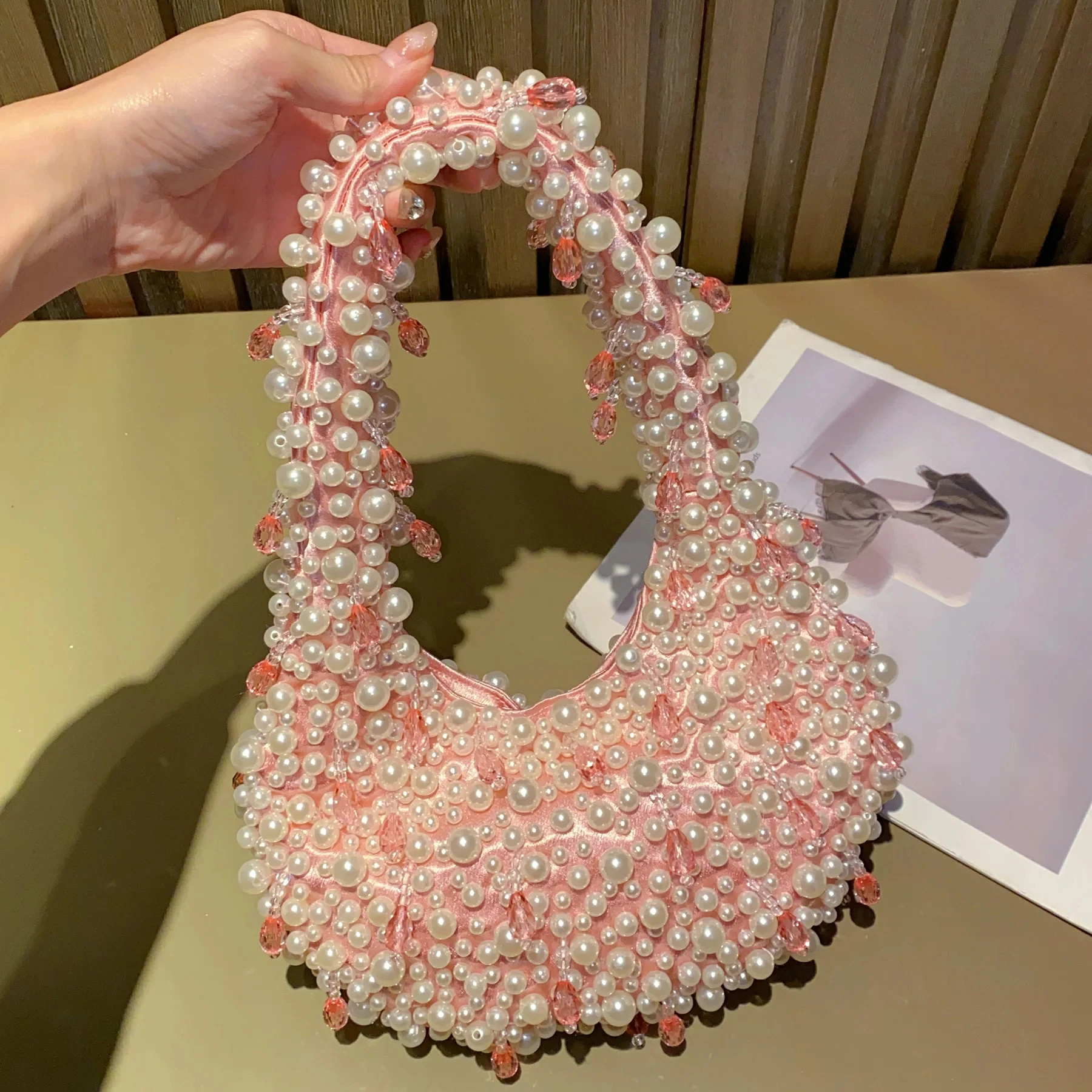 Luxury Forged Silk Evening Bag with Pearl Pendant Fashion Accessory for Wedding Parties and Handbag Purse
Luxury Forged Silk Evening Bag with Pearl Pendant Fashion Accessory for Wedding Parties and Handbag Purse