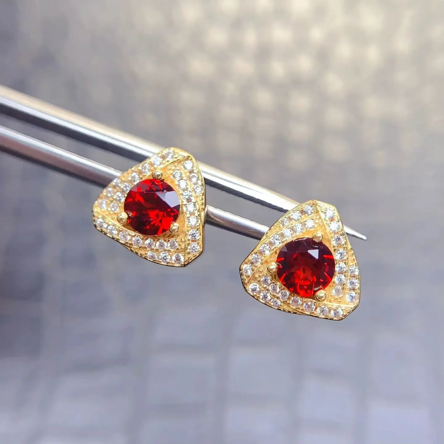 Серьги-гвоздики из настоящего серебра 925 пробы, серьги-гвоздики с натуральным гранатом для женщин, 5 мм, 1 карат, серьги с гранатом Мозамбика и толстым позолотой 18 карат
Серьги-гвоздики из настоящего серебра 925 пробы, серьги-гвоздики с натуральным гранатом для женщин, 5 мм, 1 карат, серьги с гранатом Мозамбика и толстым позолотой 18 карат