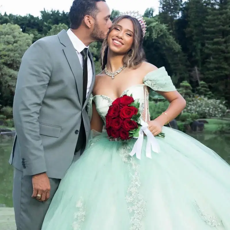 Customized Light Green Appliques Quinceanera Dress for Girl Off the Shoulder Lacing Up Tull Court Train 15 Anos Vestido Plus
Customized Light Green Appliques Quinceanera Dress for Girl Off the Shoulder Lacing Up Tull Court Train 15 Anos Vestido Plus