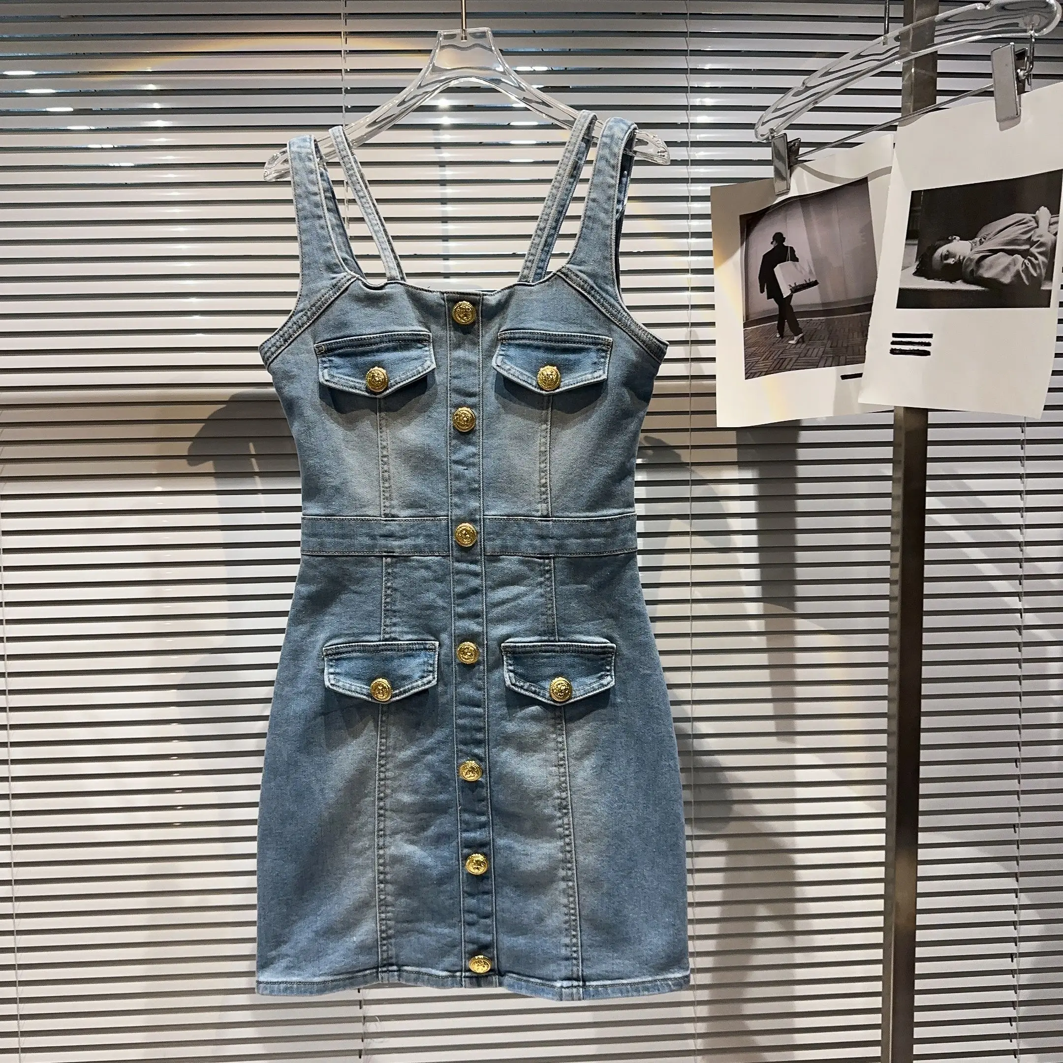 2025 Summer New Retro Metal Buckle Waist Tie Denim Dress Women
2025 Summer New Retro Metal Buckle Waist Tie Denim Dress Women