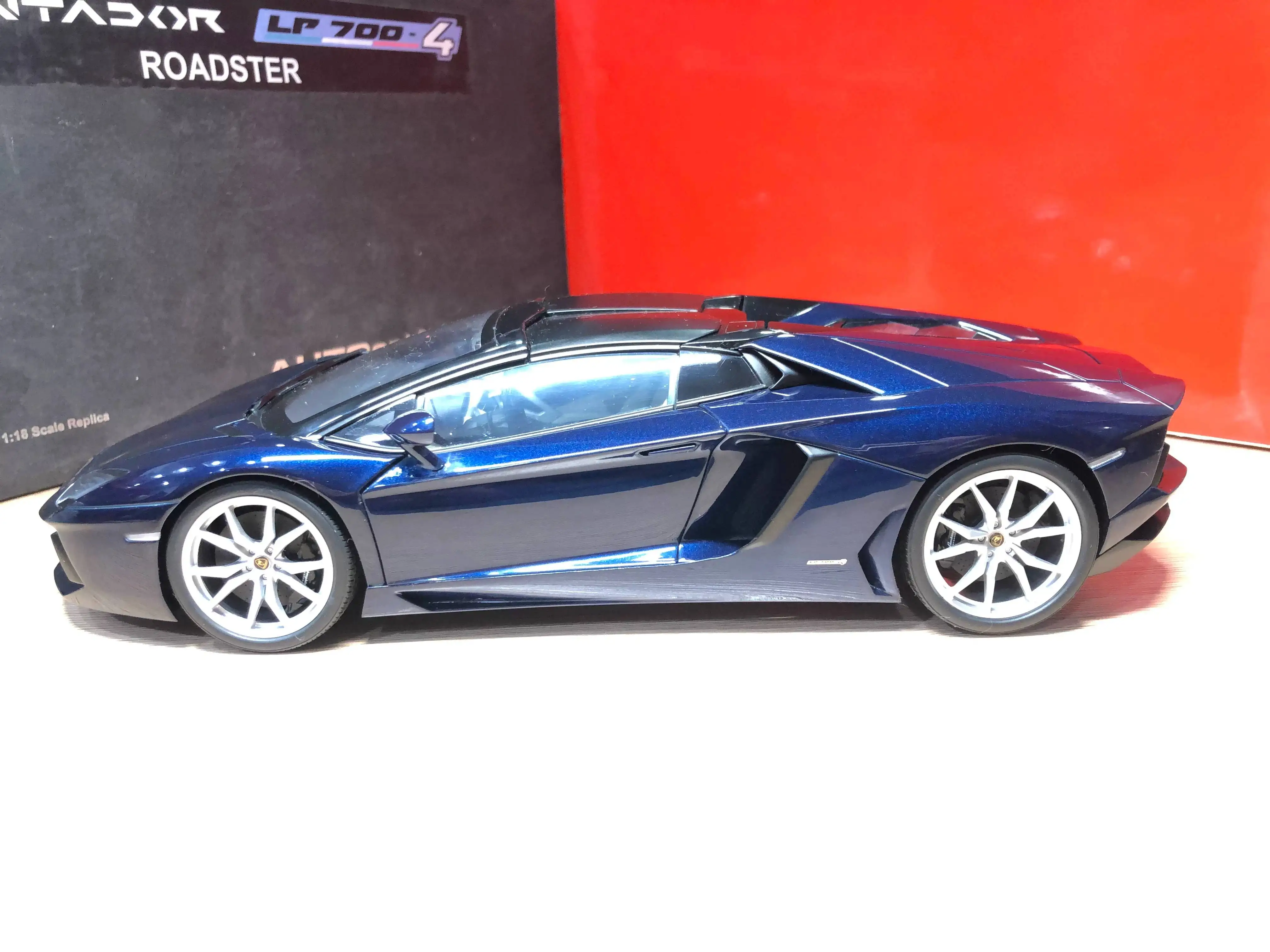 Autoart 1:18 Avantador LP700-4 Roadster Deep Blue Simulation Limited Edition All Open Alloy Metal Static Car Model Toy Gift
Autoart 1:18 Avantador LP700-4 Roadster Deep Blue Simulation Limited Edition All Open Alloy Metal Static Car Model Toy Gift