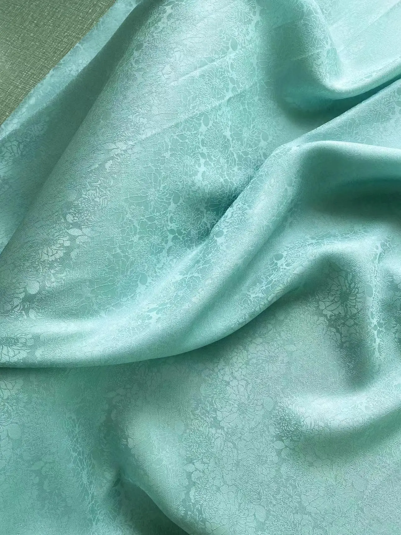 Jacquard Heavy Crepe Real Silk Fabric Cheongsam Han Dynasty New Chinese Rose Embossed Anti-Wrinkle Material
Jacquard Heavy Crepe Real Silk Fabric Cheongsam Han Dynasty New Chinese Rose Embossed Anti-Wrinkle Material