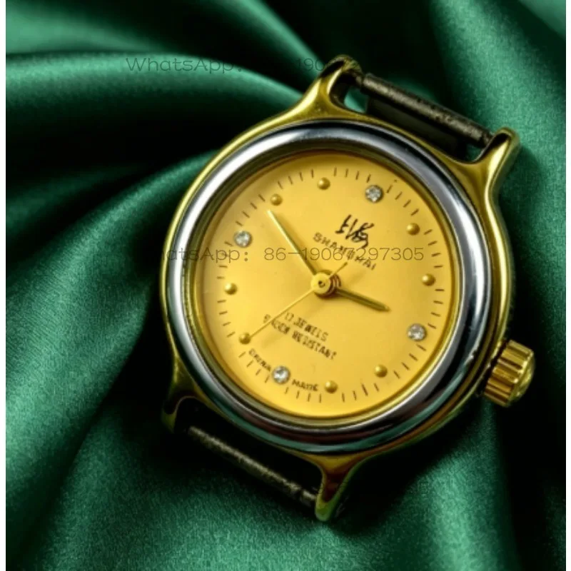 Shanghai brand yellow surface manual mechanical women's watch with a diameter of 29mm and 1 free strap.
Shanghai brand yellow surface manual mechanical women's watch with a diameter of 29mm and 1 free strap.