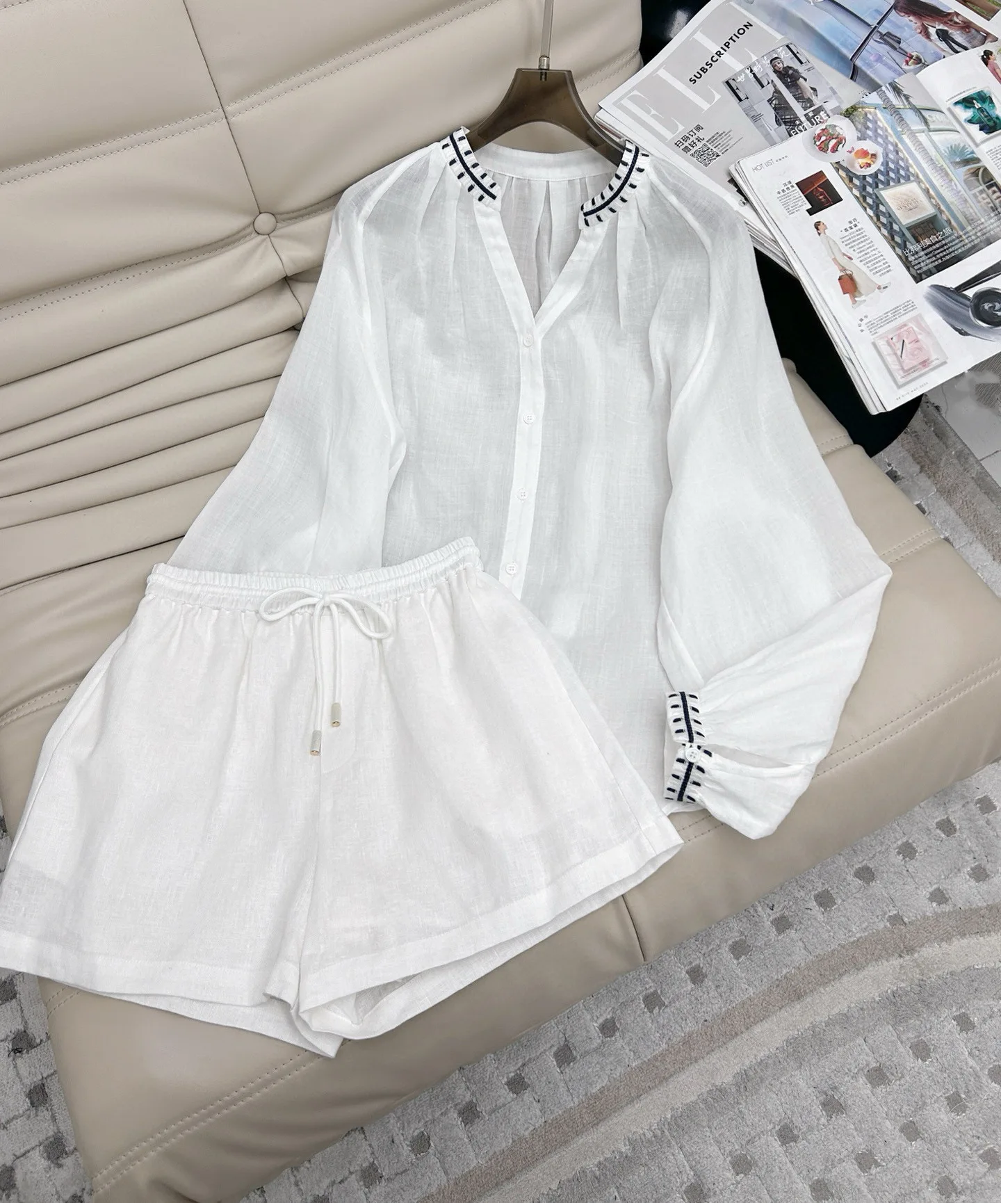 2025 Summer Women's Loose Line V-neck Top Fashionable Casual Shorts Two-Piece Set
2025 Summer Women's Loose Line V-neck Top Fashionable Casual Shorts Two-Piece Set