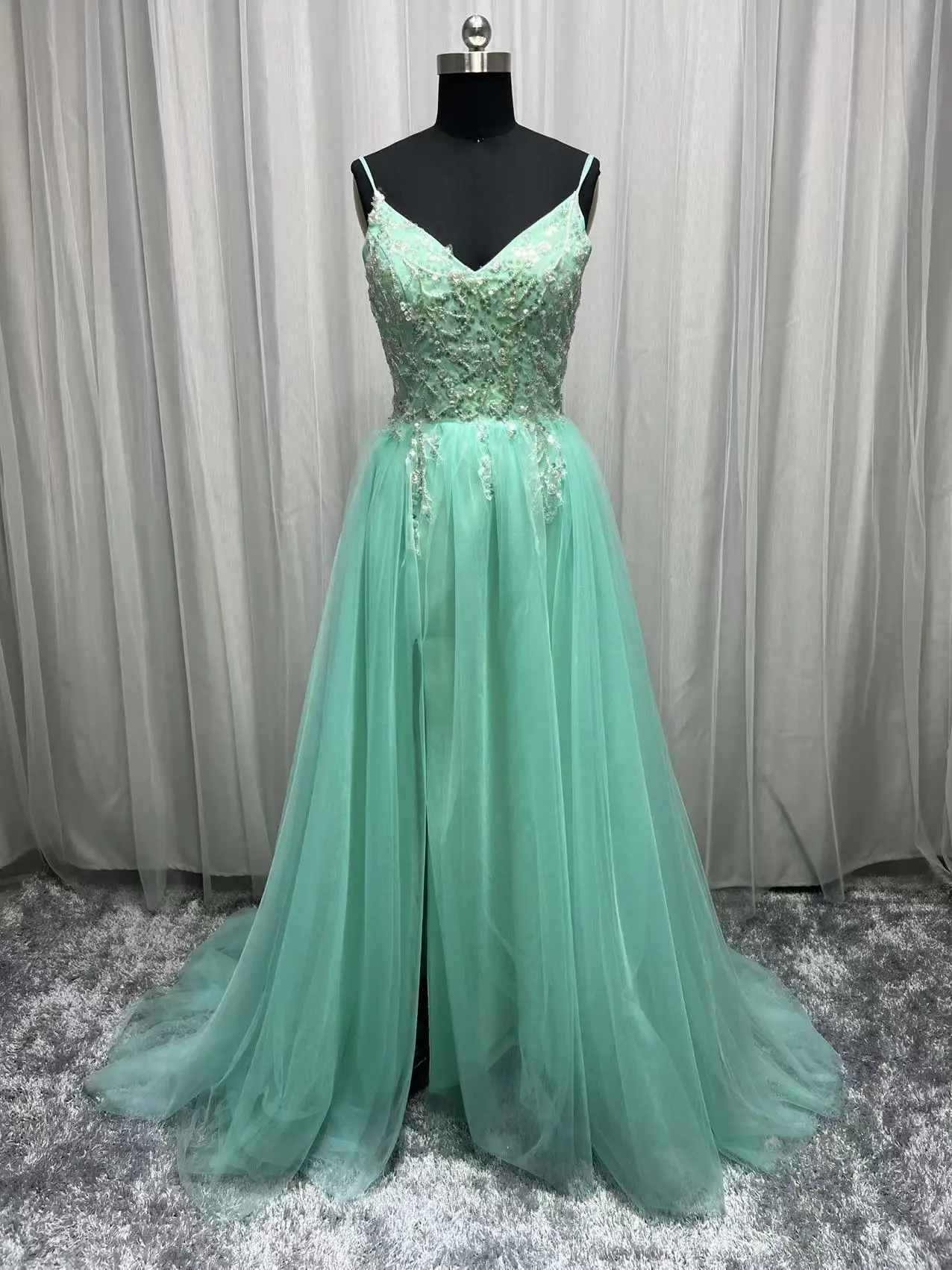 Real Photo Sexy V-Neck Long Prom Dresses 2023 Beaded Crystal High Splits Backless A-Line Formal Gown Party Dress
Real Photo Sexy V-Neck Long Prom Dresses 2023 Beaded Crystal High Splits Backless A-Line Formal Gown Party Dress