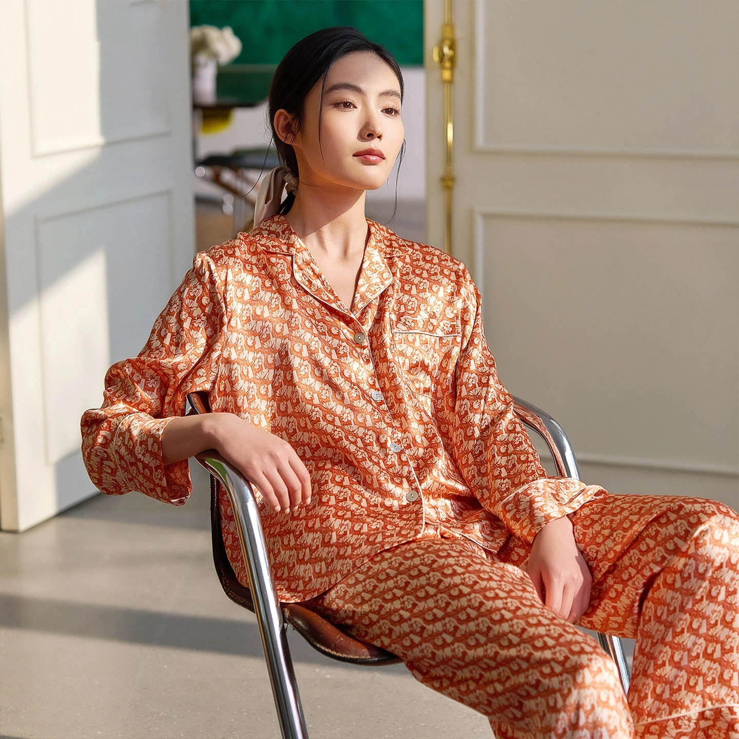 Luxury Print 100% Real Mulberry Silk Satin Long Sleeve Shirt & Trousers Pajama Set Ladies Spring Casual Home Clothes 2 Piece Set
Luxury Print 100% Real Mulberry Silk Satin Long Sleeve Shirt & Trousers Pajama Set Ladies Spring Casual Home Clothes 2 Piece Set