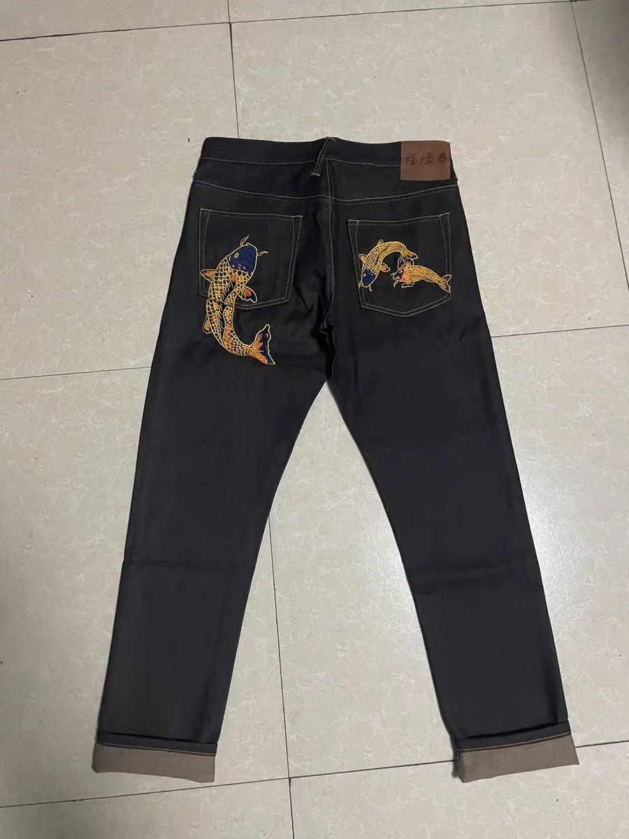 Мужские джинсы Fulu Shou Men's Slim Straight Jeans Red Ear Original Malt Cloth с вышивкой нитями в виде карпа, повседневные, молодежные, модные
Мужские джинсы Fulu Shou Men's Slim Straight Jeans Red Ear Original Malt Cloth с вышивкой нитями в виде карпа, повседневные, молодежные, модные