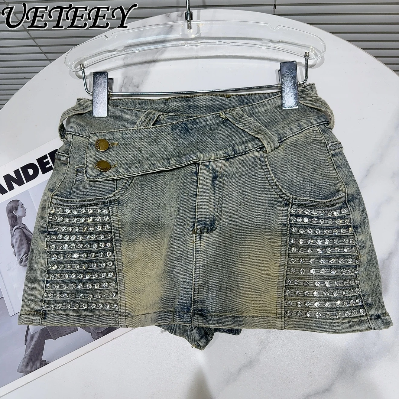 High Street Hot Diamond Denim Skirts 2025 Summer New Bead Bevel Belt Washed Old Hip Wrap Jeans Skirt Girls Anti-light Mini Skirt
High Street Hot Diamond Denim Skirts 2025 Summer New Bead Bevel Belt Washed Old Hip Wrap Jeans Skirt Girls Anti-light Mini Skirt