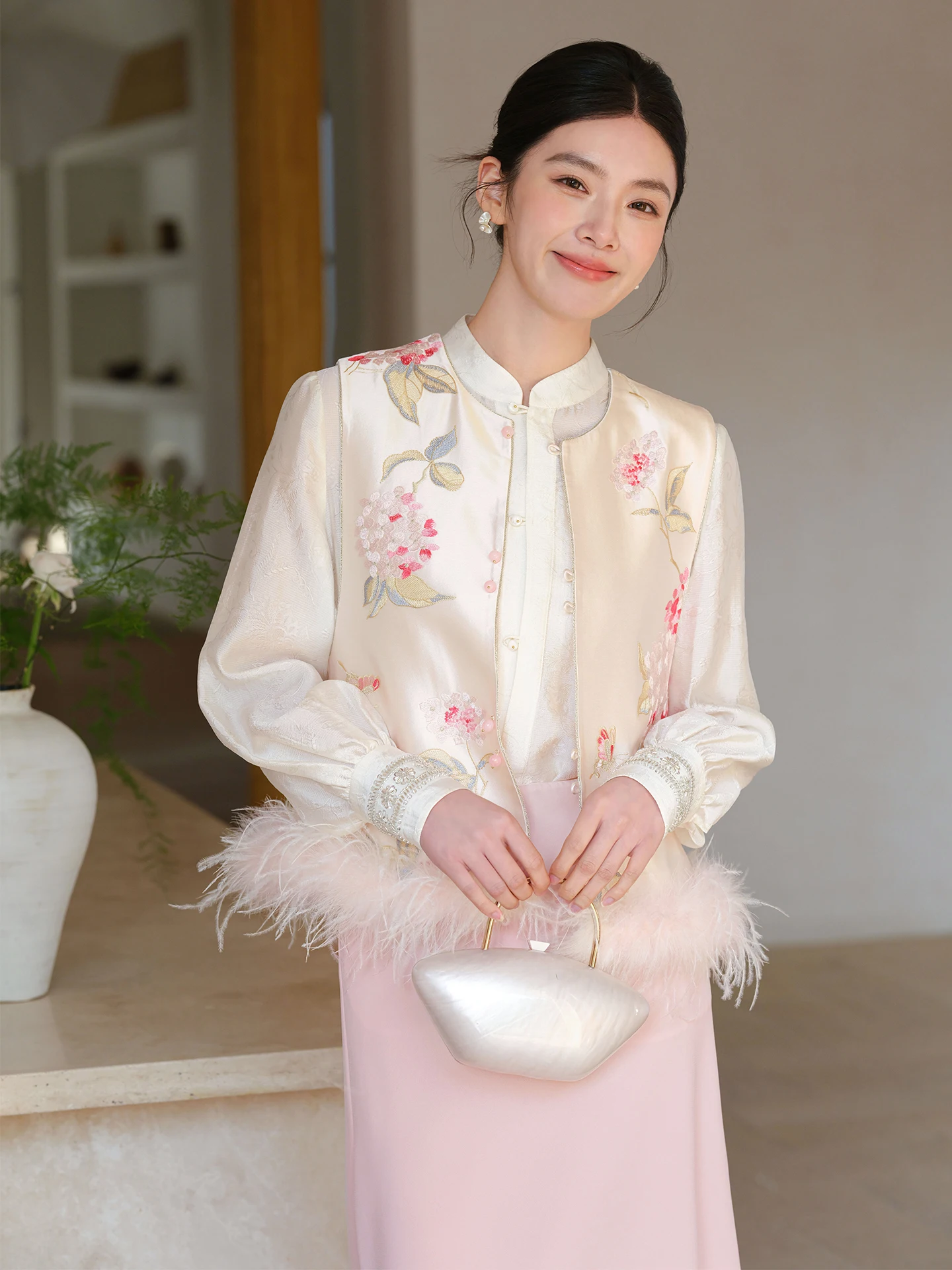 Новая женская жилетка в китайском стиле, весна 2026, с вышивкой и перьями, дышащая, с круглым вырезом, на одной пуговице, из полиэстера
Новая женская жилетка в китайском стиле, весна 2026, с вышивкой и перьями, дышащая, с круглым вырезом, на одной пуговице, из полиэстера