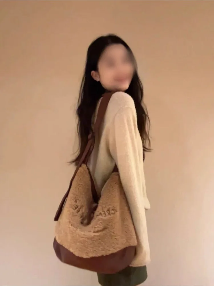 Осенне-зимняя повседневная женская сумка через плечо из овечьего вельвета 2025 года, новая пушистая сумка-кроссбоди большой вместимости, мягкая квадратная сумка-тоут для поездок на работу
Осенне-зимняя повседневная женская сумка через плечо из овечьего вельвета 2025 года, новая пушистая сумка-кроссбоди большой вместимости, мягкая квадратная сумка-тоут для поездок на работу