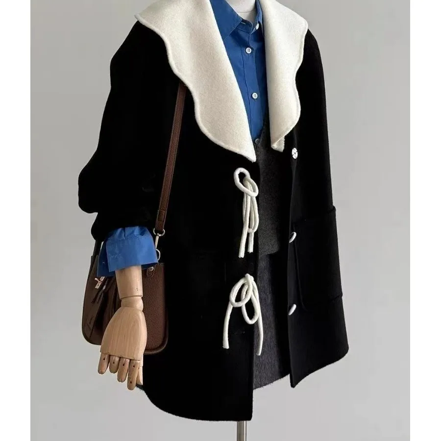 Sweet Knot 3D Декоративный дизайн Шерстяной тюре Простой кукольный воротник на одной пуговице Thiened Верхняя одежда для женщин
Sweet Knot 3D Декоративный дизайн Шерстяной тюре Простой кукольный воротник на одной пуговице Thiened Верхняя одежда для женщин