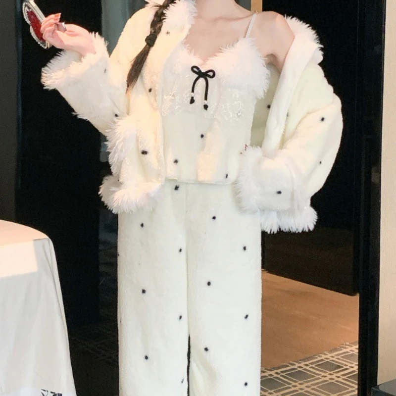 Sling Love Three-piece Autumn and Winter Cute Flannel Pajamas Women's Set New Style Can Be Worn Outside Home Clothes
Sling Love Three-piece Autumn and Winter Cute Flannel Pajamas Women's Set New Style Can Be Worn Outside Home Clothes