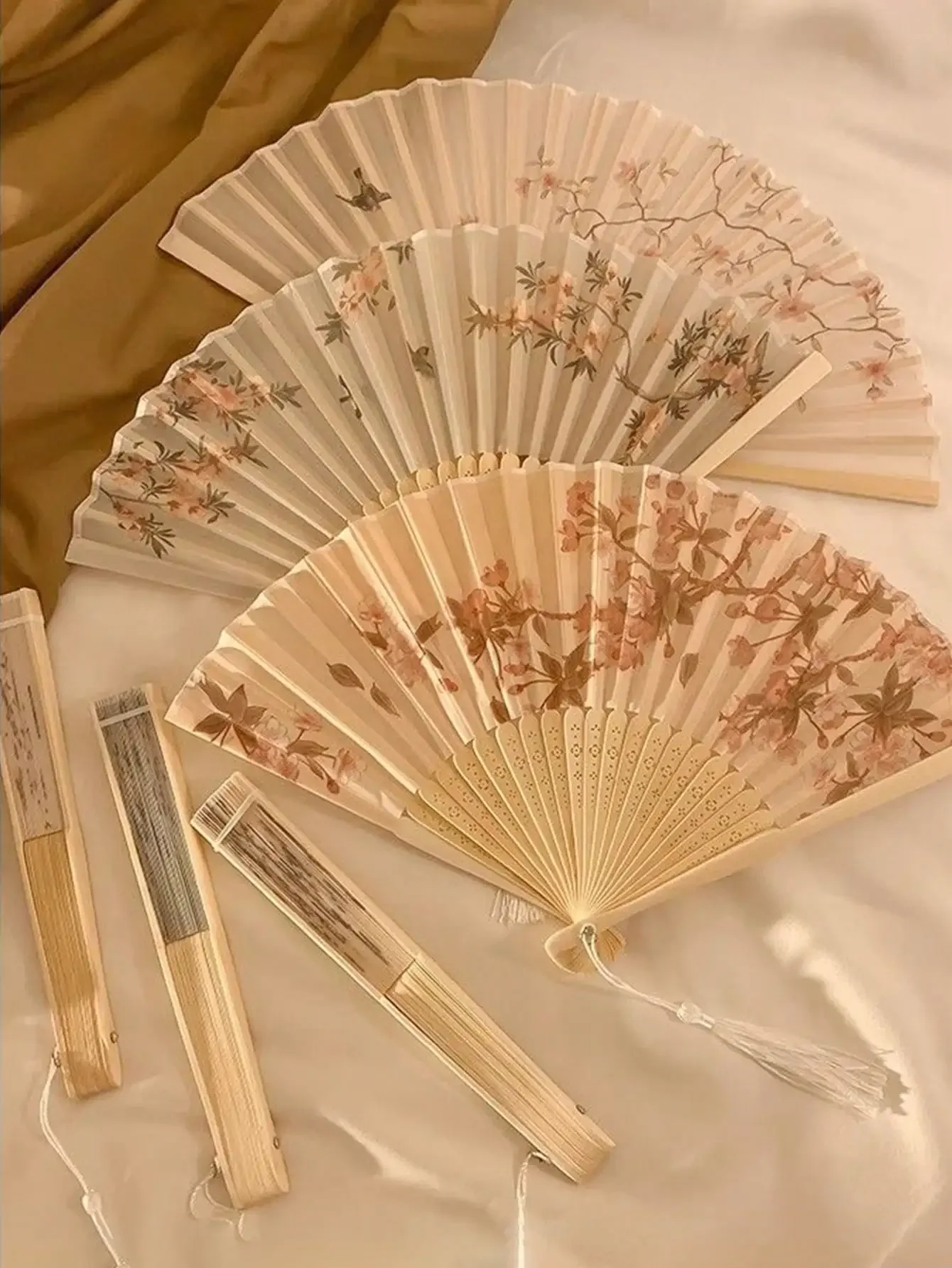 1pc Retro Folding Fans,Tassel Handheld Bamboo Fans,Haitang Fan,Bamboo Fan,Painted Fans,Foldable Hand Fan,Wedding Hand Fan,Party
1pc Retro Folding Fans,Tassel Handheld Bamboo Fans,Haitang Fan,Bamboo Fan,Painted Fans,Foldable Hand Fan,Wedding Hand Fan,Party