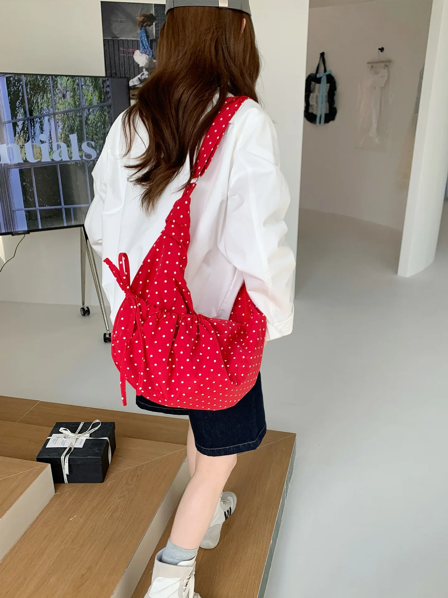 Polka Dot Nylon Crescent Bag Women's Casual Ruched Shoulder Bag Large Capacity Crossbody Tote
Polka Dot Nylon Crescent Bag Women's Casual Ruched Shoulder Bag Large Capacity Crossbody Tote