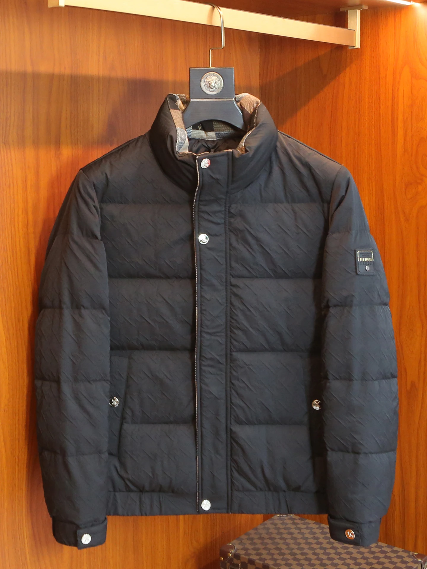 Новая теплая зимняя мужская куртка-пуховик с воротником-стойкой, приталенного кроя, с узором, модная верхняя одежда, защита от холода, большие размеры
Новая теплая зимняя мужская куртка-пуховик с воротником-стойкой, приталенного кроя, с узором, модная верхняя одежда, защита от холода, большие размеры