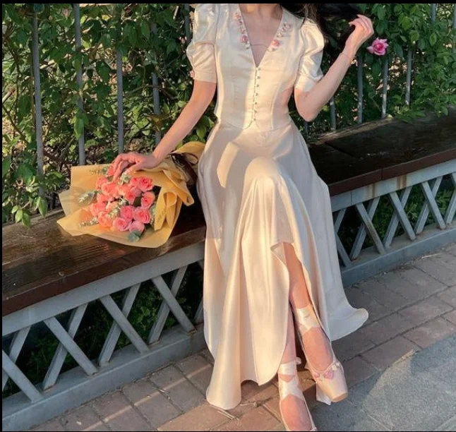 BridalAffair Vintage Beige Satin Long Prom Dresses V Neck 3D Flowers Floor Length Women Formal Party Evening Gowns
BridalAffair Vintage Beige Satin Long Prom Dresses V Neck 3D Flowers Floor Length Women Formal Party Evening Gowns