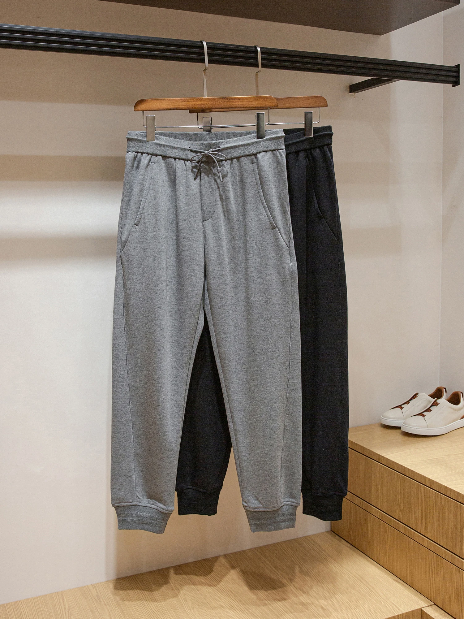 Модные мужские удобные повседневные брюки из смесовой ткани ацетат-шерсть с эластичным поясом на шнурке, карго-штаны, весенняя коллекция
Модные мужские удобные повседневные брюки из смесовой ткани ацетат-шерсть с эластичным поясом на шнурке, карго-штаны, весенняя коллекция