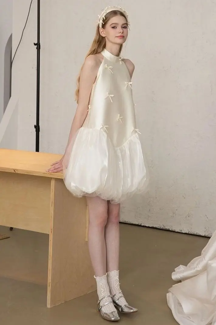 Women's French Satin Halter Neck Sleeveless Short Suspender Dress 2025 Summer Sweet Bow Elegant Luxury Petite Temperament Dress
Women's French Satin Halter Neck Sleeveless Short Suspender Dress 2025 Summer Sweet Bow Elegant Luxury Petite Temperament Dress