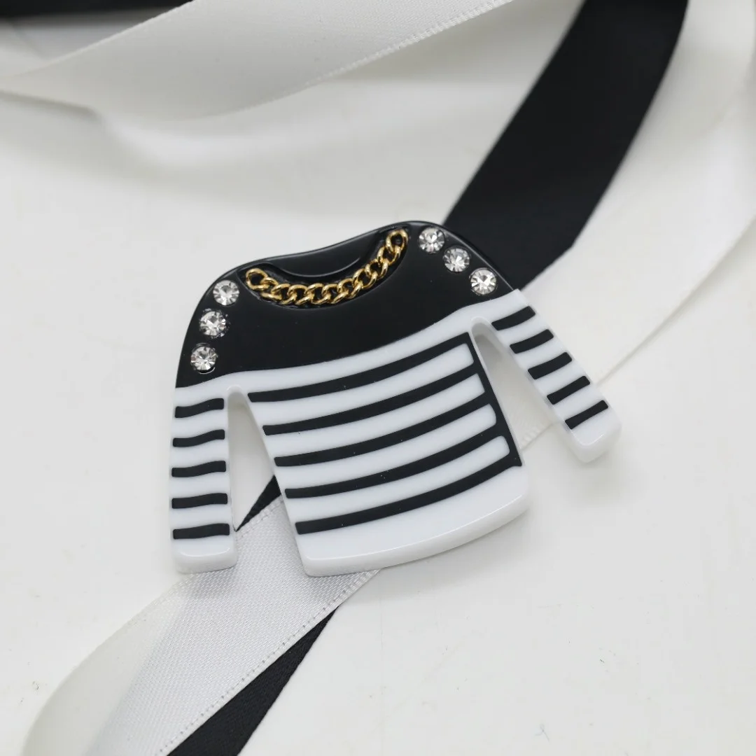 New Europe and the United States ancient fashion striped chain fashion double acrylic high-end brooch
New Europe and the United States ancient fashion striped chain fashion double acrylic high-end brooch