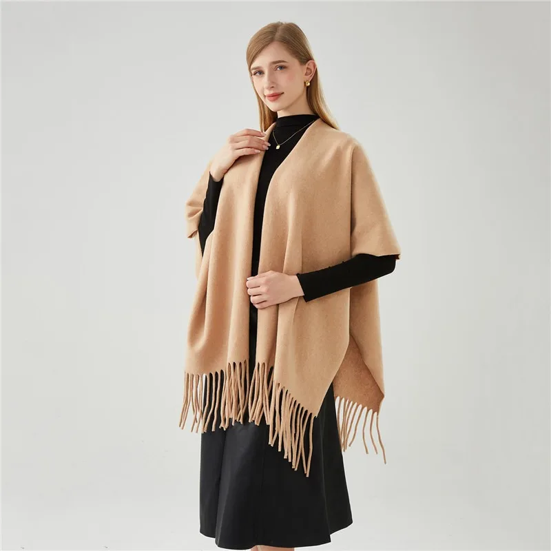 2025 fashionable retro high-end travel warm outer with solid color imitation cashmere fringed cape cape
2025 fashionable retro high-end travel warm outer with solid color imitation cashmere fringed cape cape
