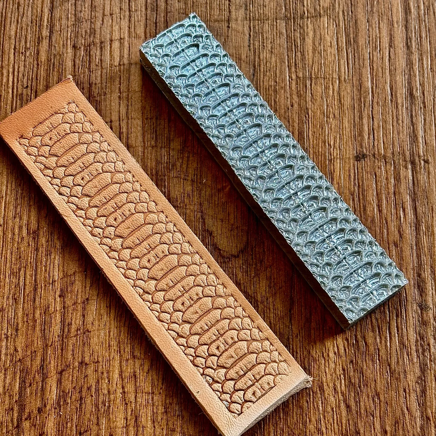 2x10cm Dragon Scale Pattern 3D Leather Embossing Stamp Crocodile Grain Fish Skin Shaping Mold Leathercraft Tool Carving Pressing
2x10cm Dragon Scale Pattern 3D Leather Embossing Stamp Crocodile Grain Fish Skin Shaping Mold Leathercraft Tool Carving Pressing