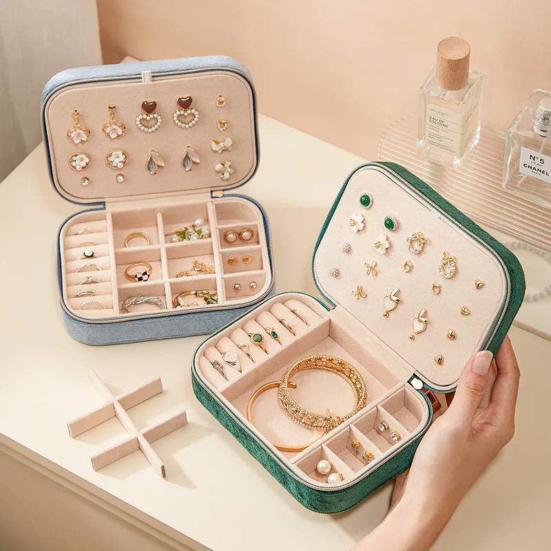 2023 Universal Jewelry Organizer Showcases Travel jewelry Box Portable jewelry box button flannel for storage of customized gift
2023 Universal Jewelry Organizer Showcases Travel jewelry Box Portable jewelry box button flannel for storage of customized gift