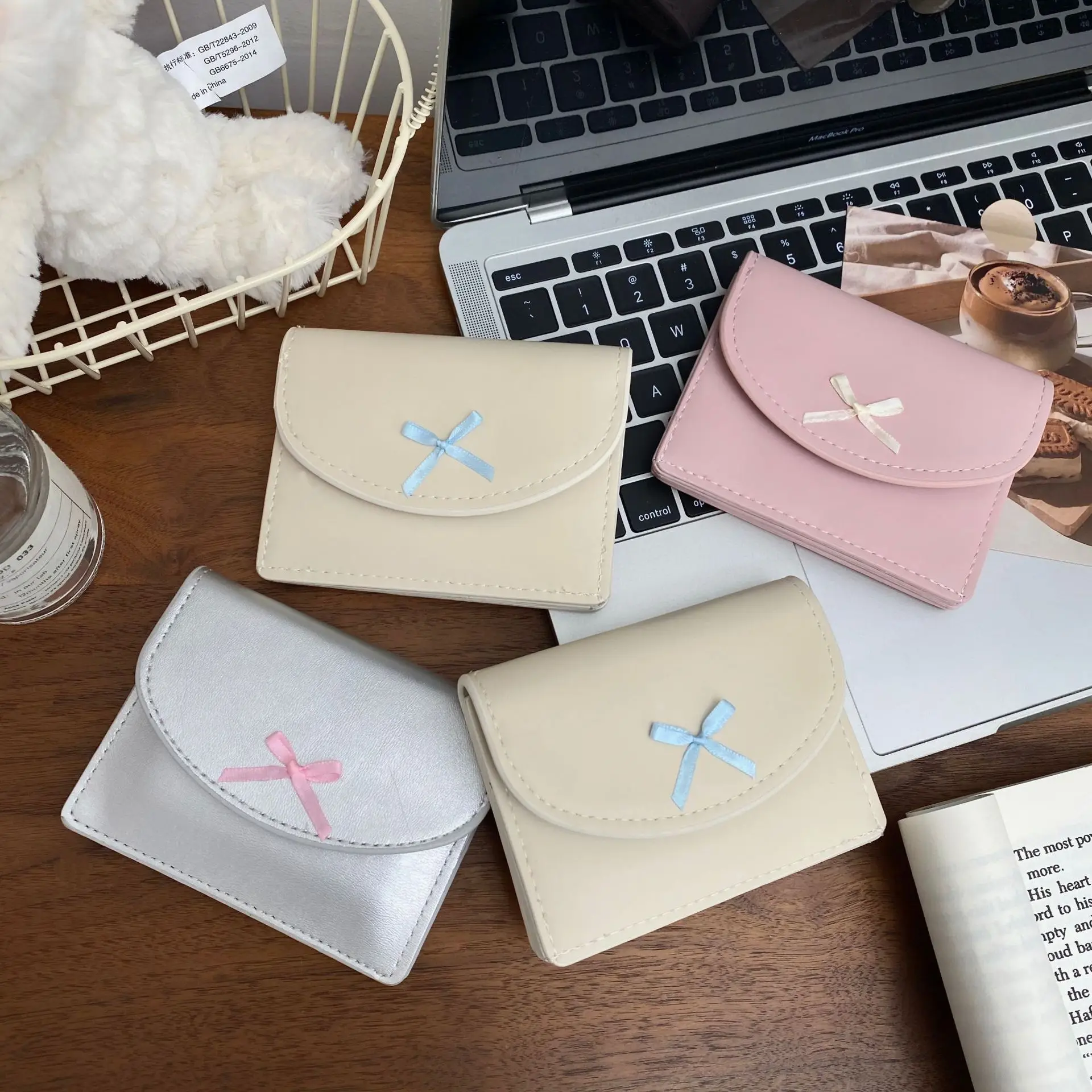 Красивый мини-кошелек для монет, портативный футляр для карточек с бантом для девочек и мини-ручной кошелек для денег.
Красивый мини-кошелек для монет, портативный футляр для карточек с бантом для девочек и мини-ручной кошелек для денег.