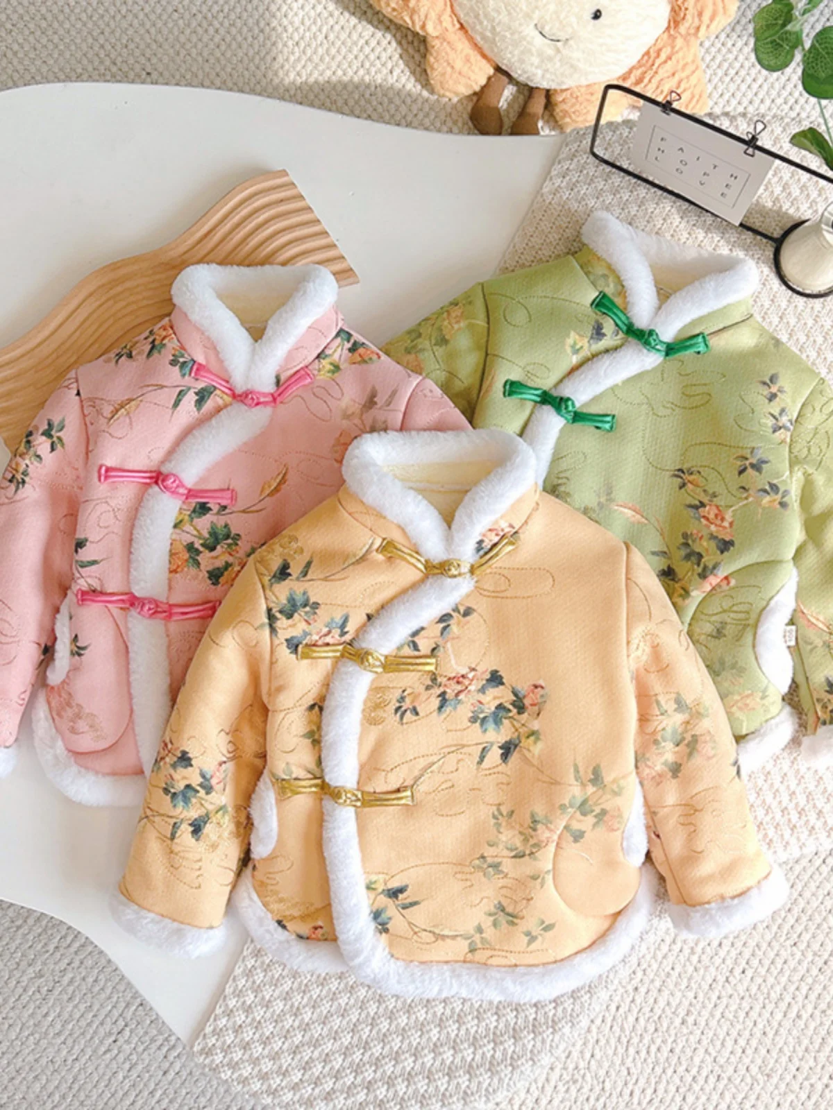 Girls' Chinese Sle Fce Lined New Year Visiting Clothes Thiened Winter Cotton Coat with Large Flower Pattern for Babies
Girls' Chinese Sle Fce Lined New Year Visiting Clothes Thiened Winter Cotton Coat with Large Flower Pattern for Babies