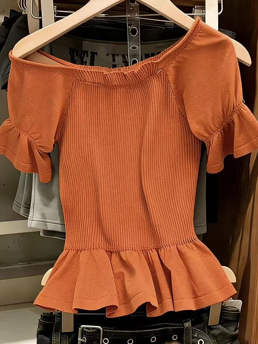 Summer New Women's Knitted T-shirt Cleanfit Waist Cinched Short Sleeve One-Shoulder Folded Hem Top Fashionable Exposing Clavicle
Summer New Women's Knitted T-shirt Cleanfit Waist Cinched Short Sleeve One-Shoulder Folded Hem Top Fashionable Exposing Clavicle