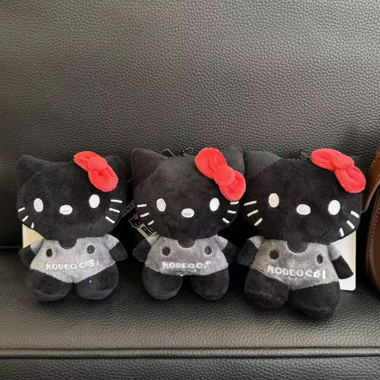 Новая черно-серая плюшевая кукла-брелок Hello Kitty в виде кошки, милая подвеска для сумки, аниме-декор, игрушка-подвеска, подарки
Новая черно-серая плюшевая кукла-брелок Hello Kitty в виде кошки, милая подвеска для сумки, аниме-декор, игрушка-подвеска, подарки