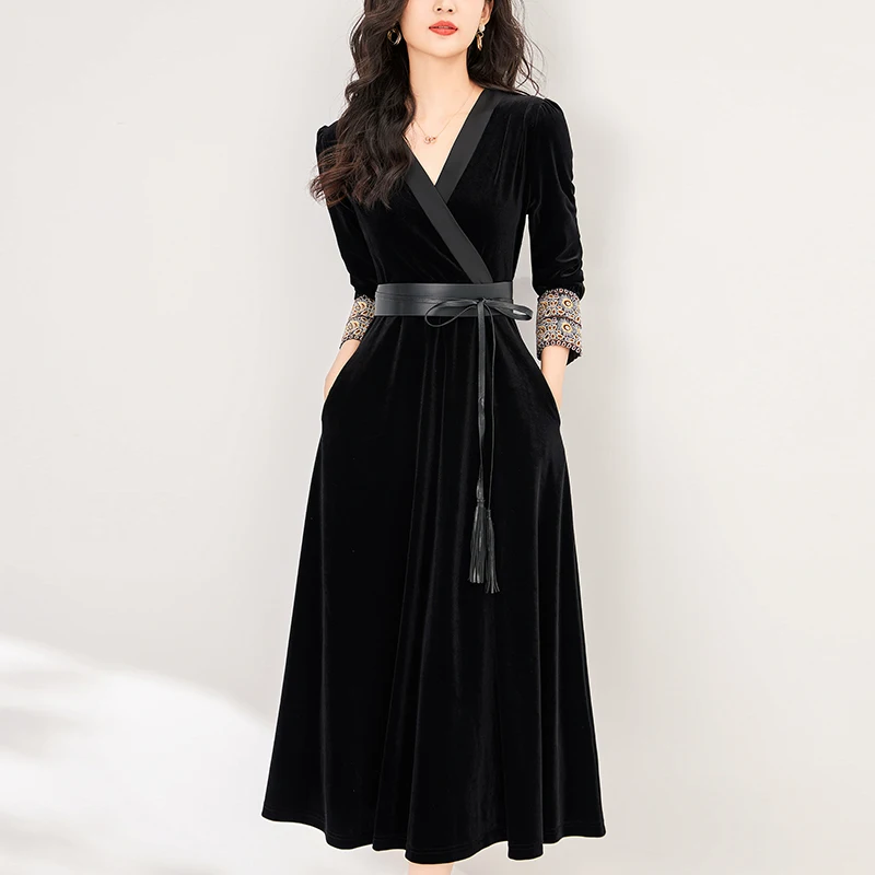 Vintage Velvet Dresses For Women Autumn Elegant Fashion V-neck Embroidery Long Sleeve Women's Clothing Black Long Dress A-line
Vintage Velvet Dresses For Women Autumn Elegant Fashion V-neck Embroidery Long Sleeve Women's Clothing Black Long Dress A-line