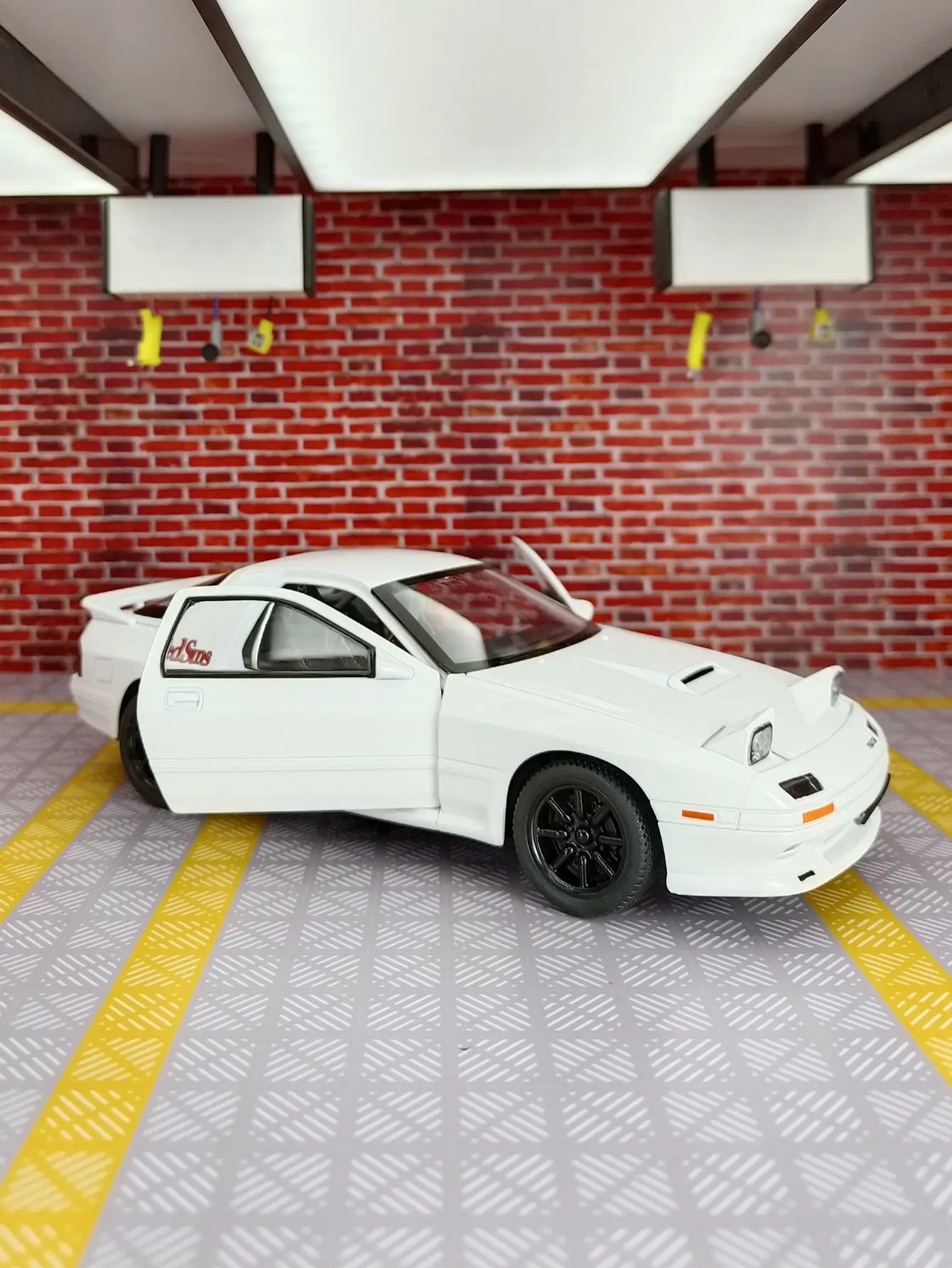 Модель спортивного автомобиля из сплава Mazda RX7 1:24, литой металлический игрушечный гоночный автомобиль, модель автомобиля, имитация звука и искусственных детских игрушек, подарок
Модель спортивного автомобиля из сплава Mazda RX7 1:24, литой металлический игрушечный гоночный автомобиль, модель автомобиля, имитация звука и искусственных детских игрушек, подарок