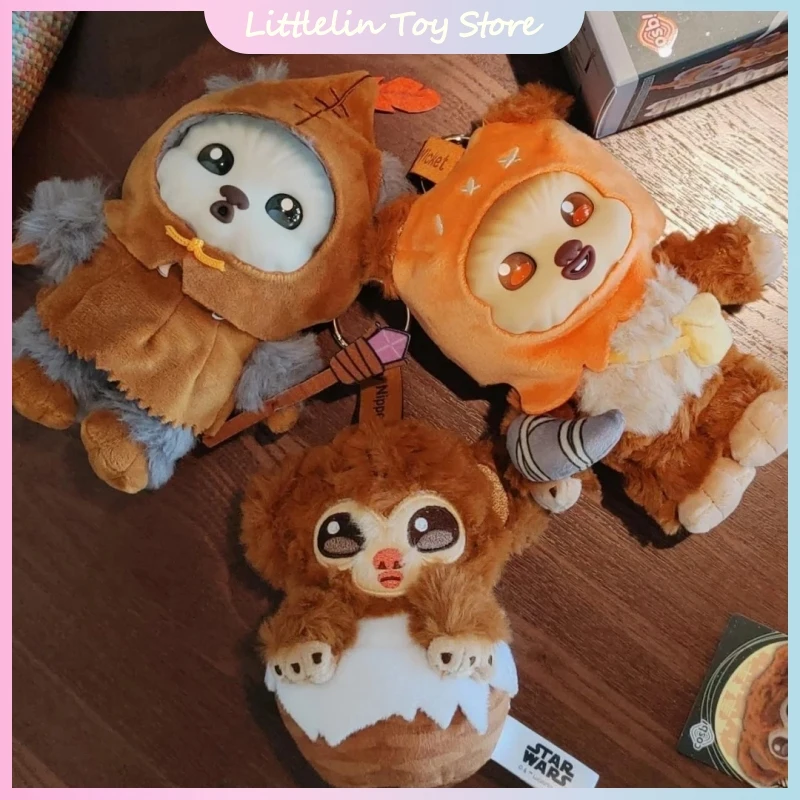 Новая коллекция брелоков Star Wars Ewoks Cosbi, серия 2: Оригинальные мини-куклы-подвески в закрытых коробках, модные декоративные игрушки, подарок-сюрприз
Новая коллекция брелоков Star Wars Ewoks Cosbi, серия 2: Оригинальные мини-куклы-подвески в закрытых коробках, модные декоративные игрушки, подарок-сюрприз